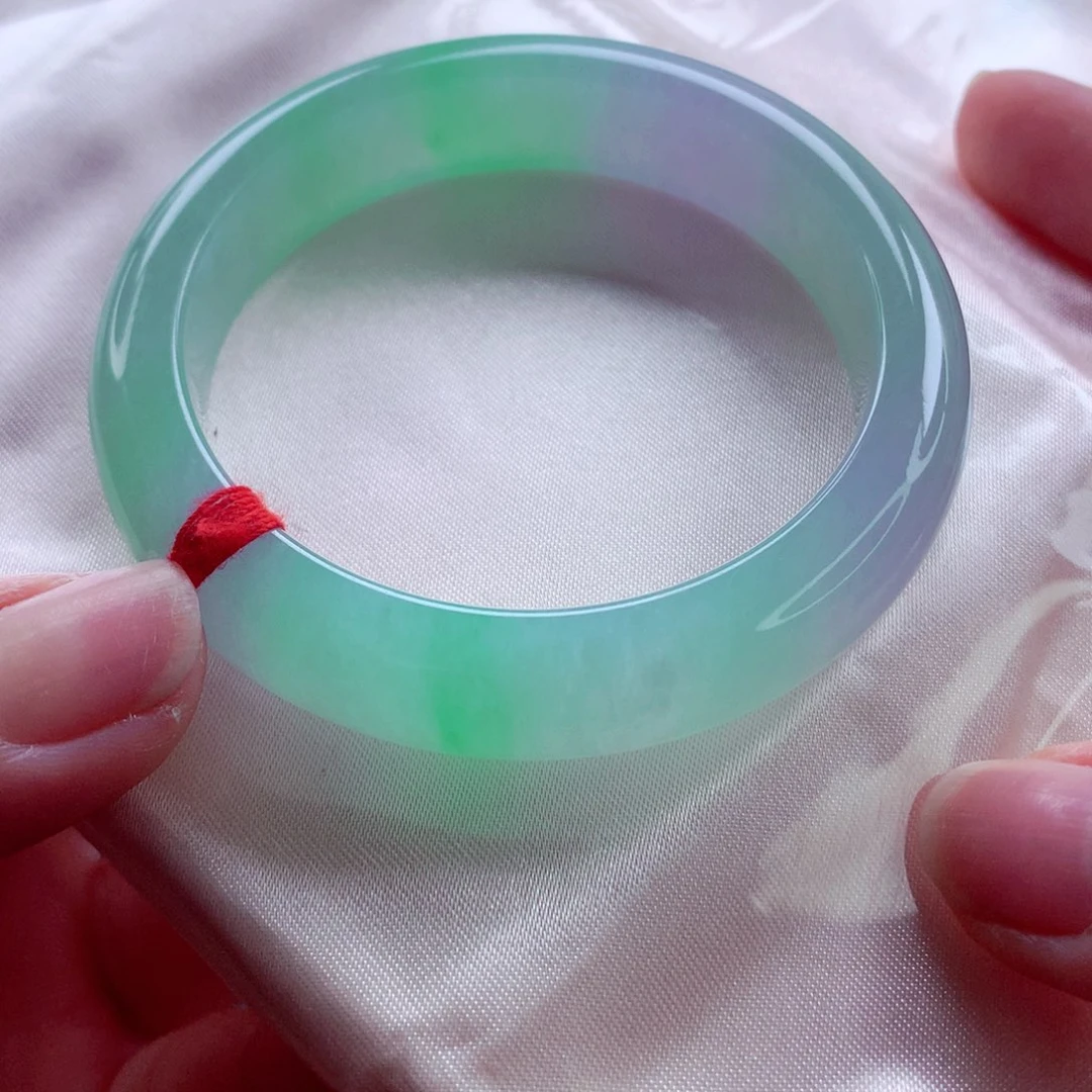 翡翠未镶嵌手镯师妹52,6金丝阳绿春彩（32号）