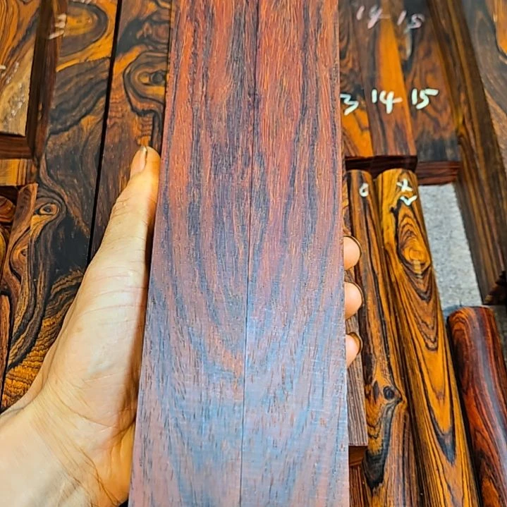 耿***歌木微凹黄檀木料两根