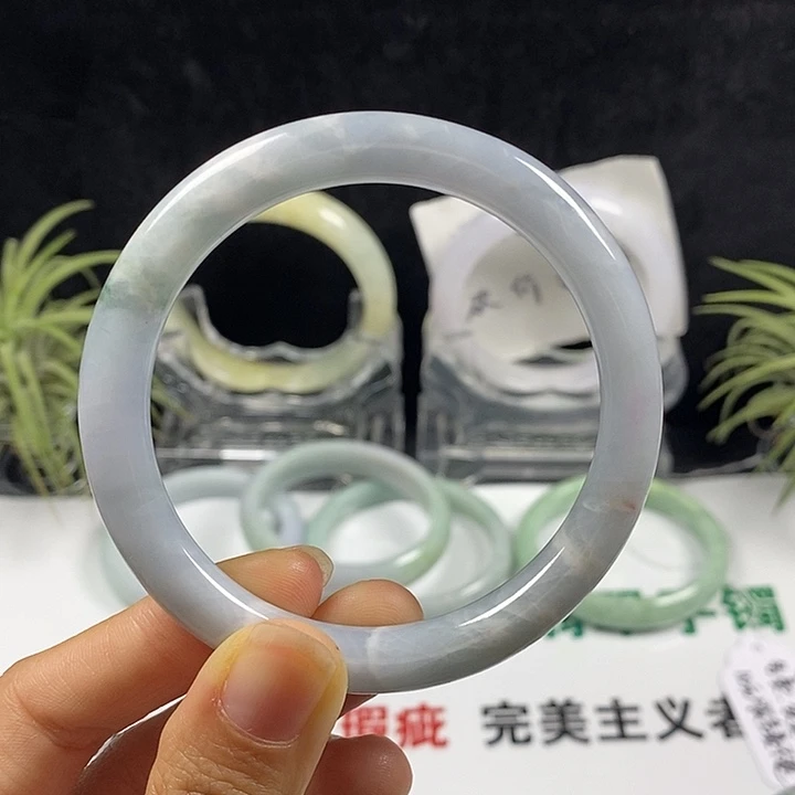 翡翠未镶嵌手镯52号。 57圈