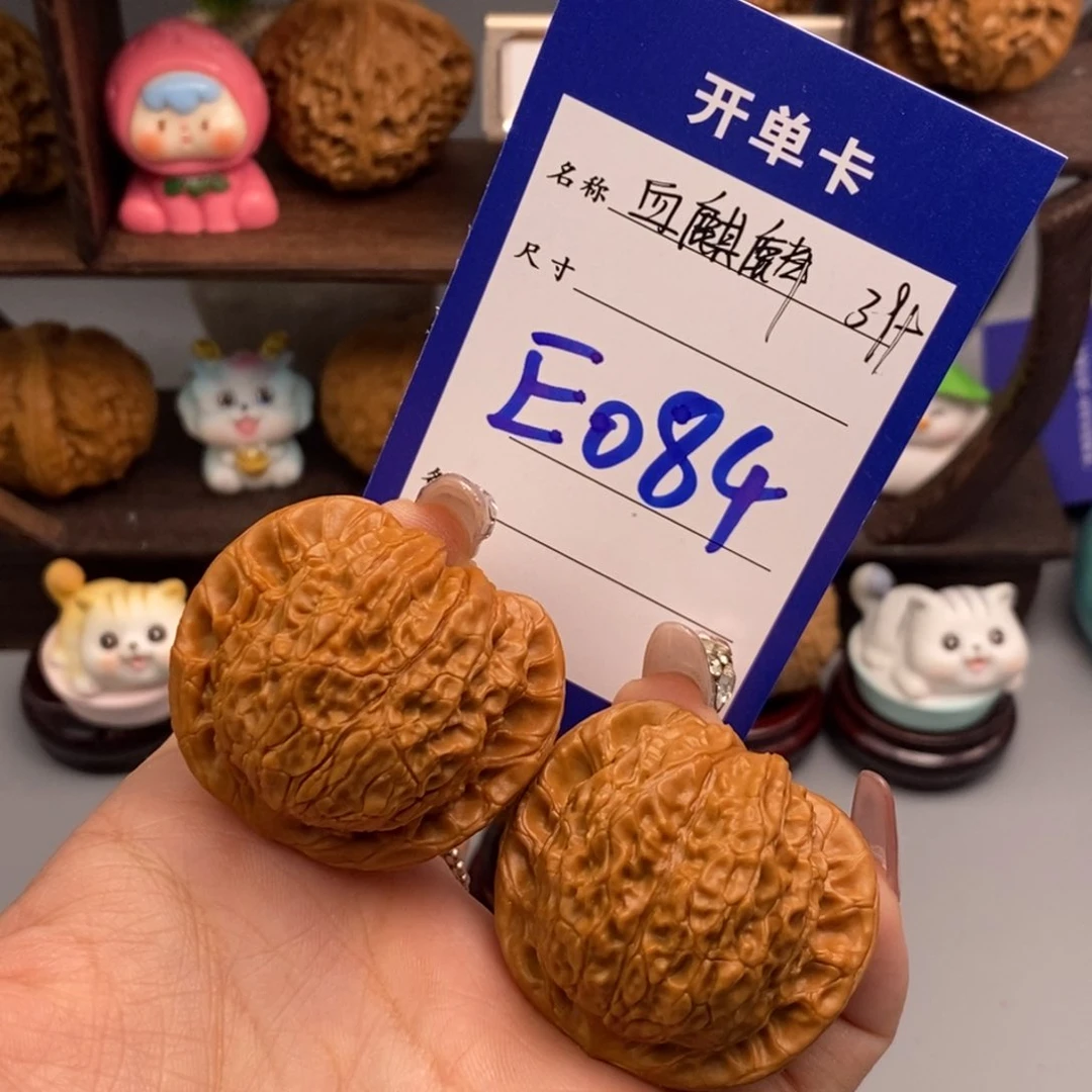 文玩核桃吊坠血麒麟