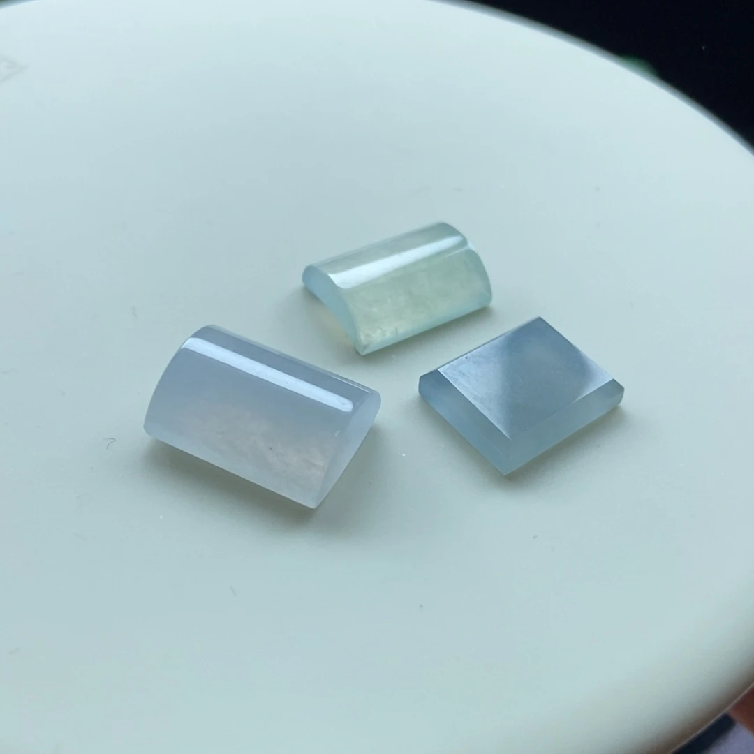 翡翠颈饰未镶嵌翡翠冰方块，随机发一个
