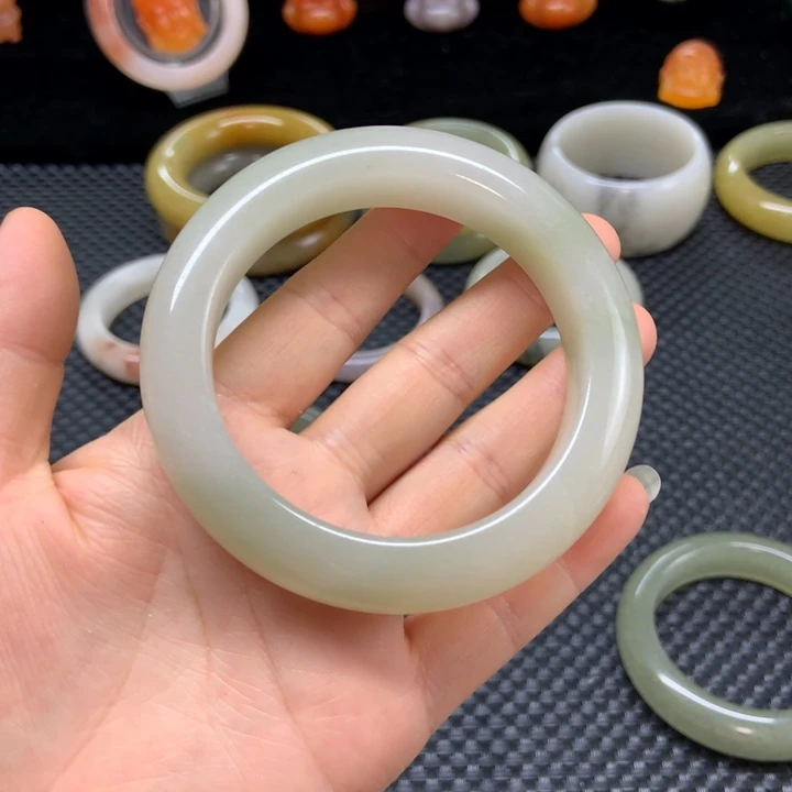 石英质玉手镯未镶嵌