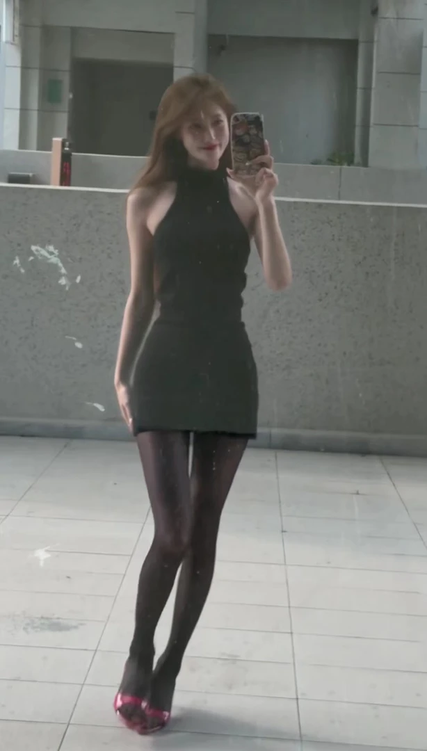 2025新款辣妹风性感无袖挂脖修身背心吊带小众独特别致针织连衣裙