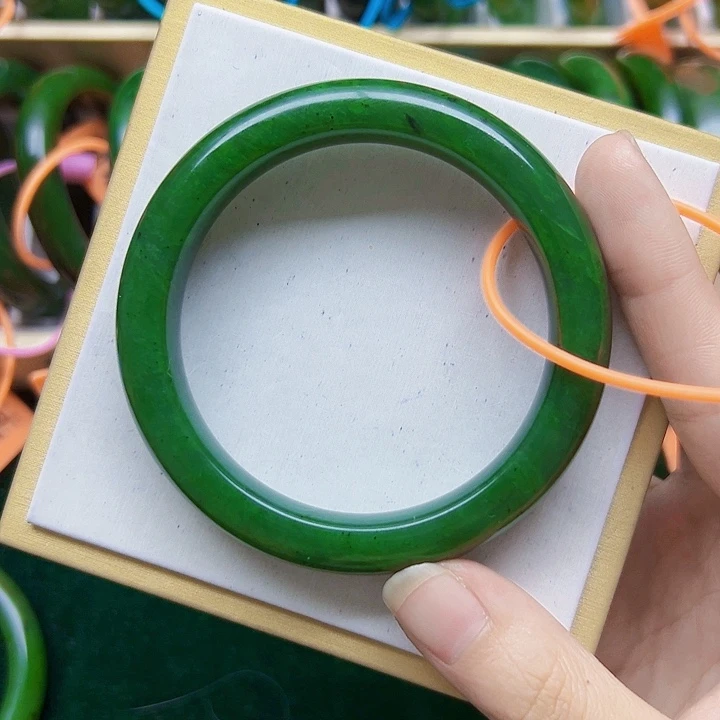 玉***儿和田玉（碧玉）未镶嵌手镯