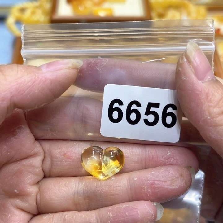 未镶嵌琥珀珠宝奇石