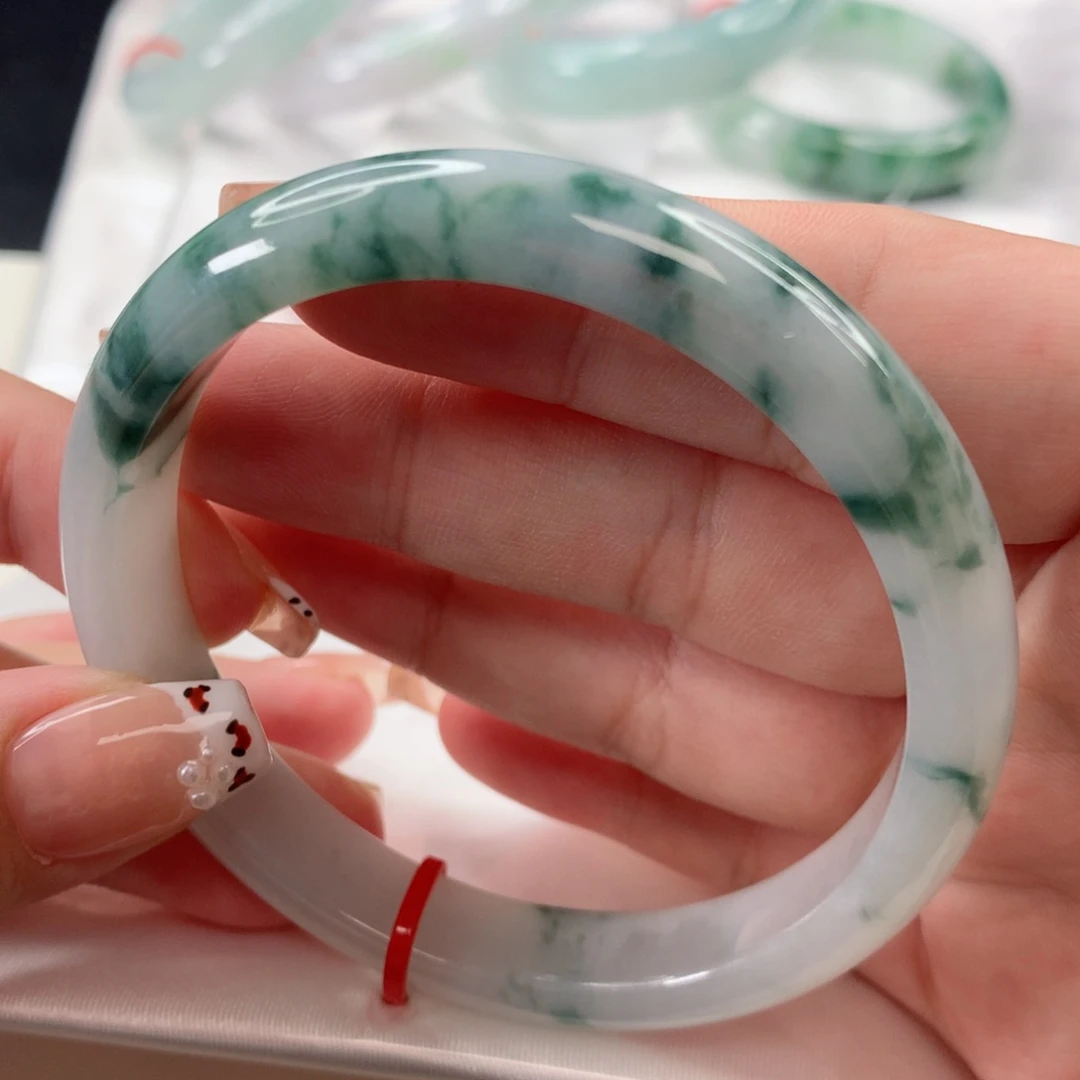 翡翠手镯未镶嵌58圈口窄条牛奶底飘花