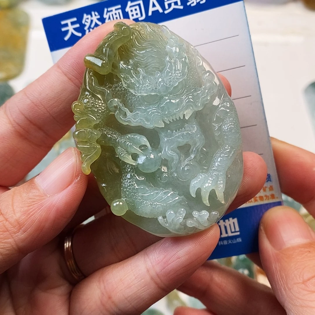 翡翠未镶嵌颈饰龙