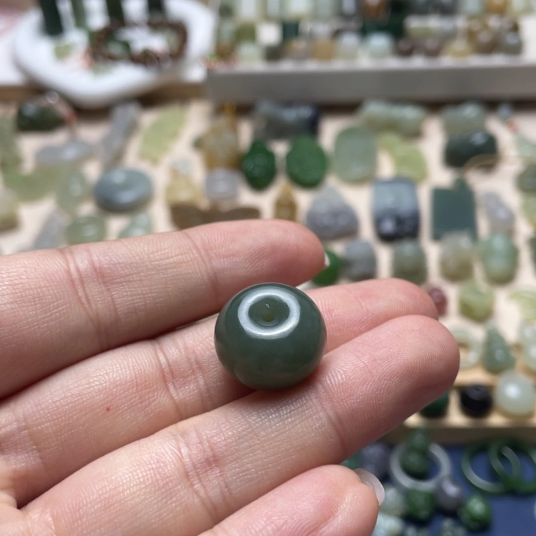 和田玉未镶嵌颈饰一件