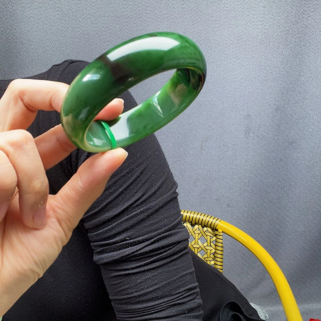 Z****和田玉未镶嵌手镯