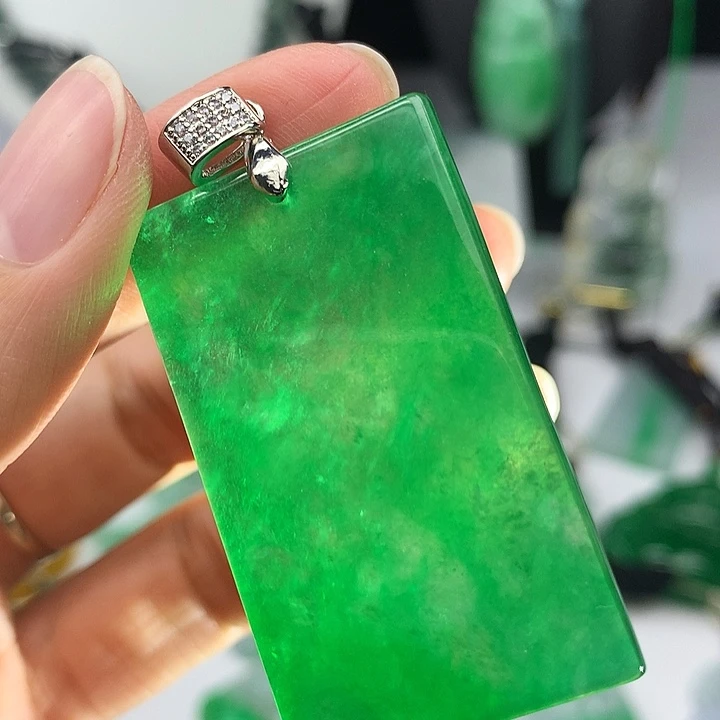 翡翠未镶嵌吊坠(赠链)