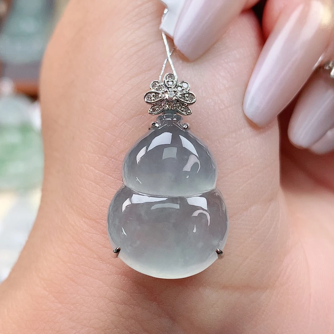 颈饰18K金镶嵌翡翠葫芦