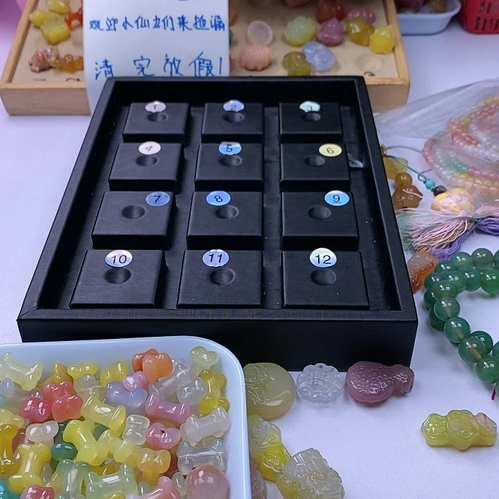 玛瑙/玉髓雕刻件未镶嵌小*乖