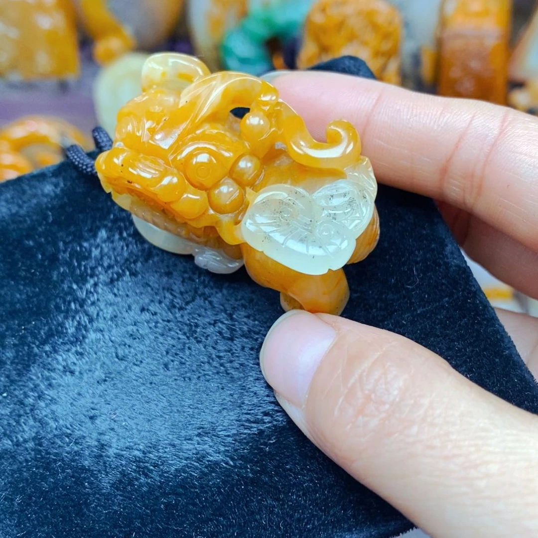 未镶嵌石英质玉（黄龙玉）颈饰
