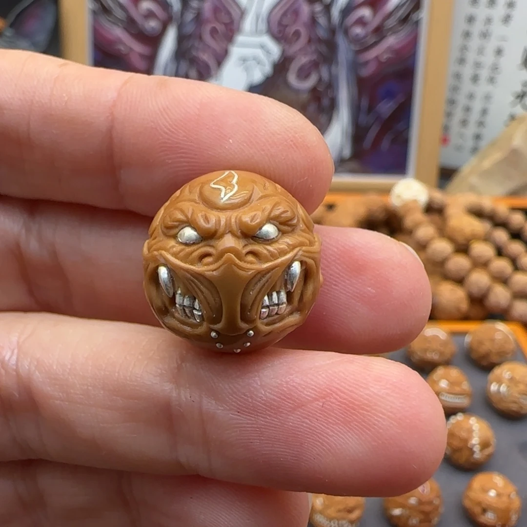 猴头核桃吊坠掩面