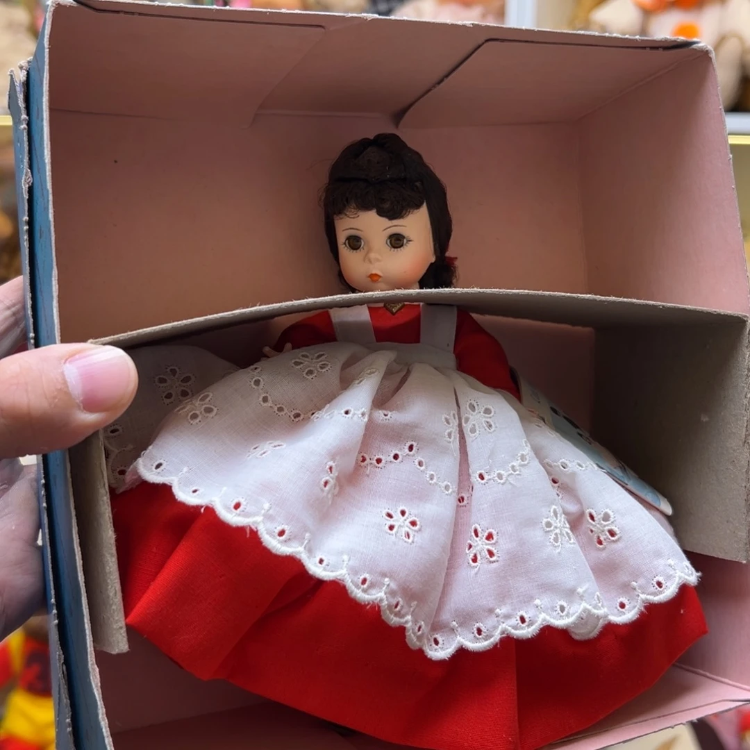 售出不退原盒亚历山大红裙子女孩