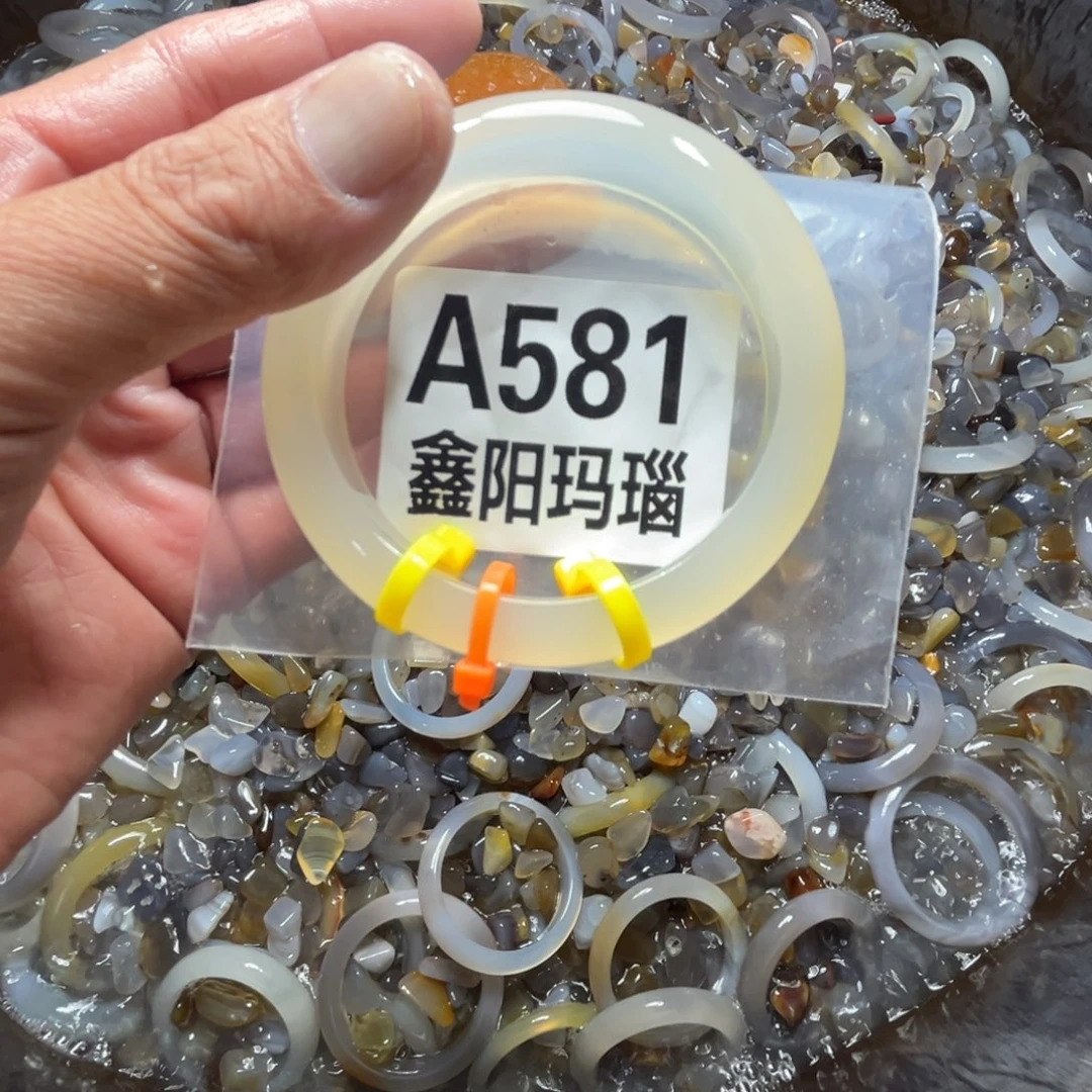 是***啊玛瑙/玉髓未镶嵌手镯581