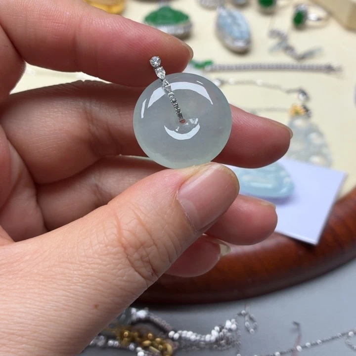 l***&翡翠18K金镶嵌颈饰翡翠平安扣