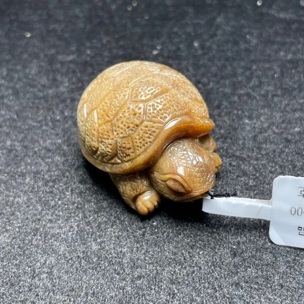 1-21天然缅甸琥珀根珀立体龟吊坠15.66g