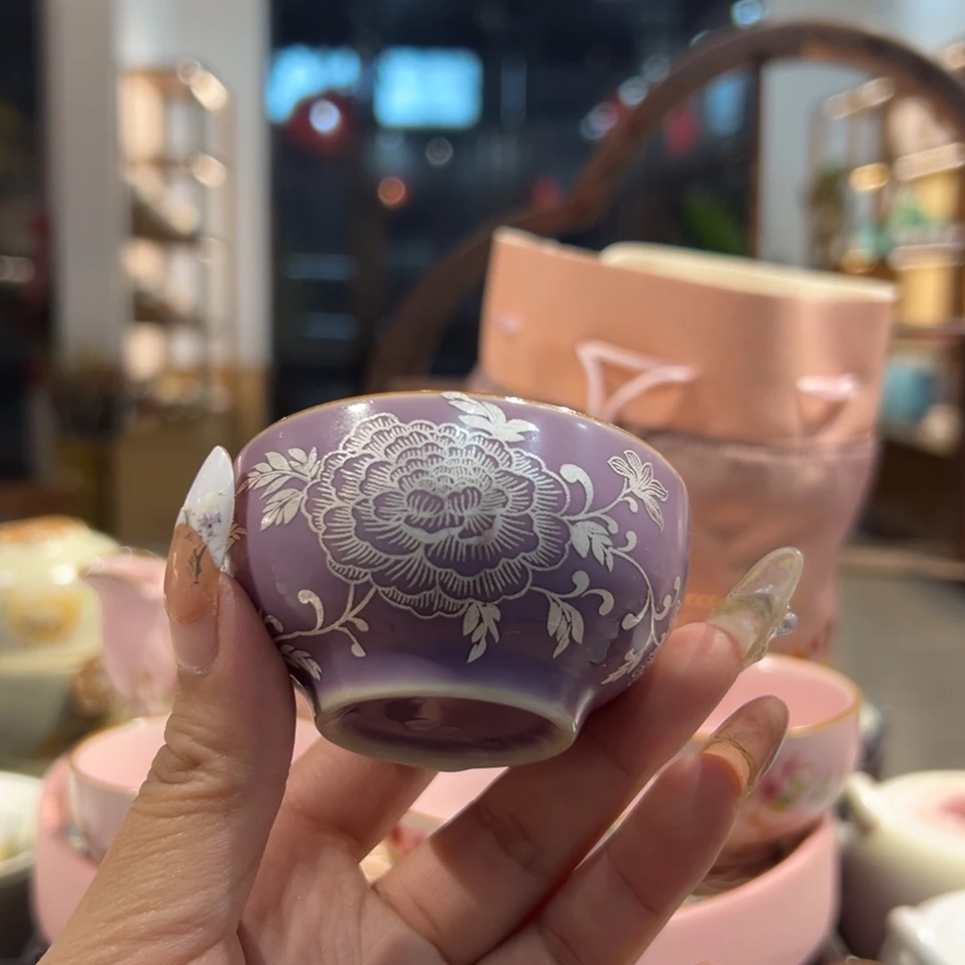 一个紫色小杯子，一个紫色小杯子