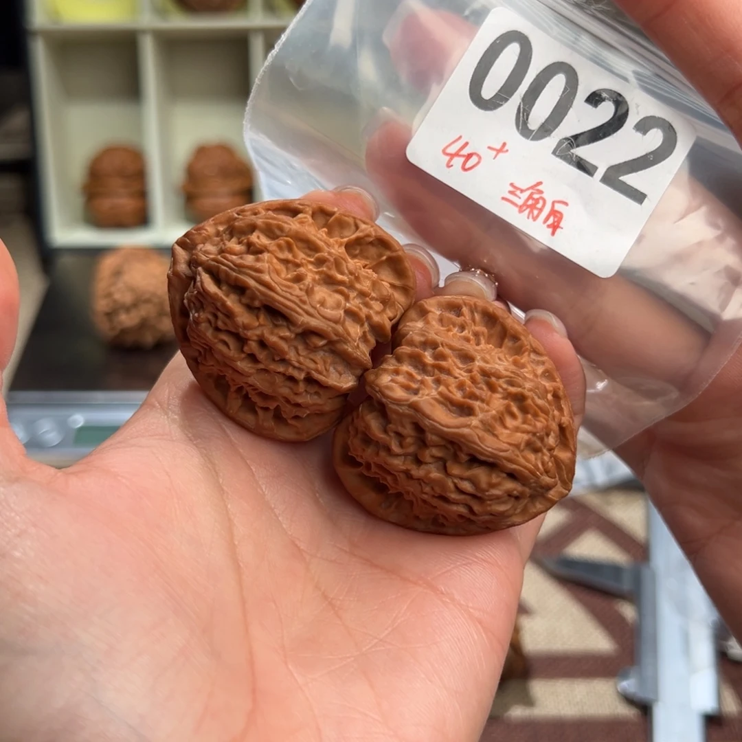 陈***陈40三角白文玩核桃
