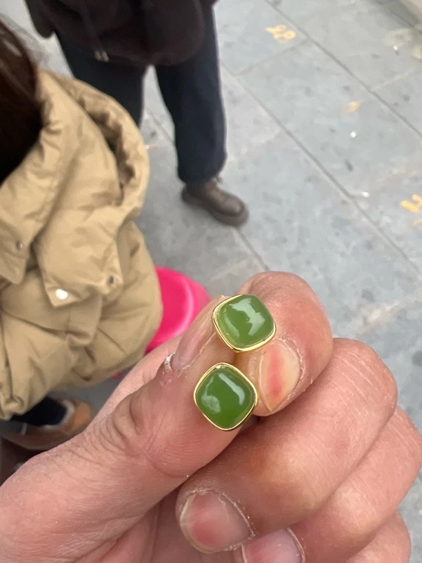 和田玉阳绿色银镶嵌耳钉