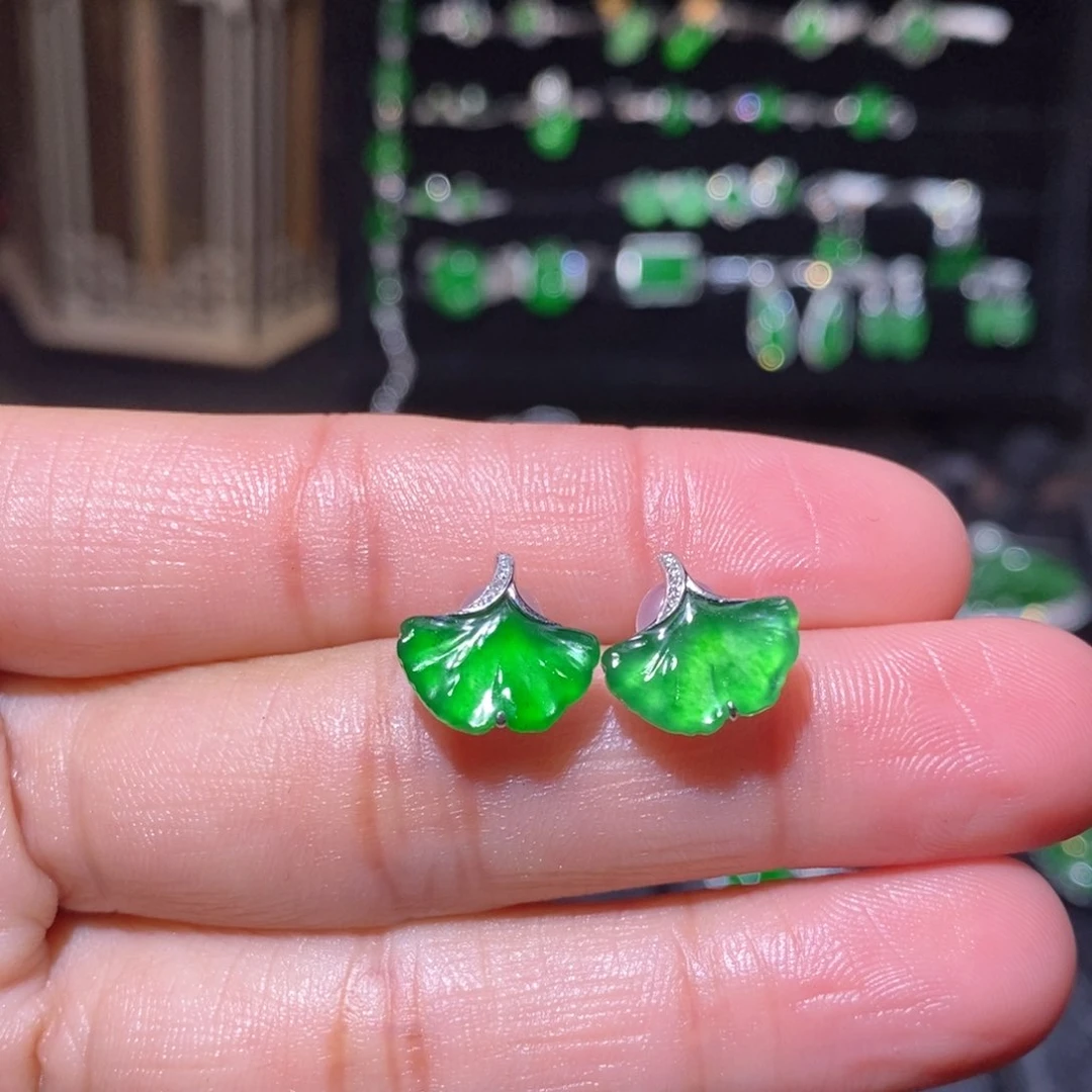 18K金镶嵌翡翠耳饰杏叶耳钉