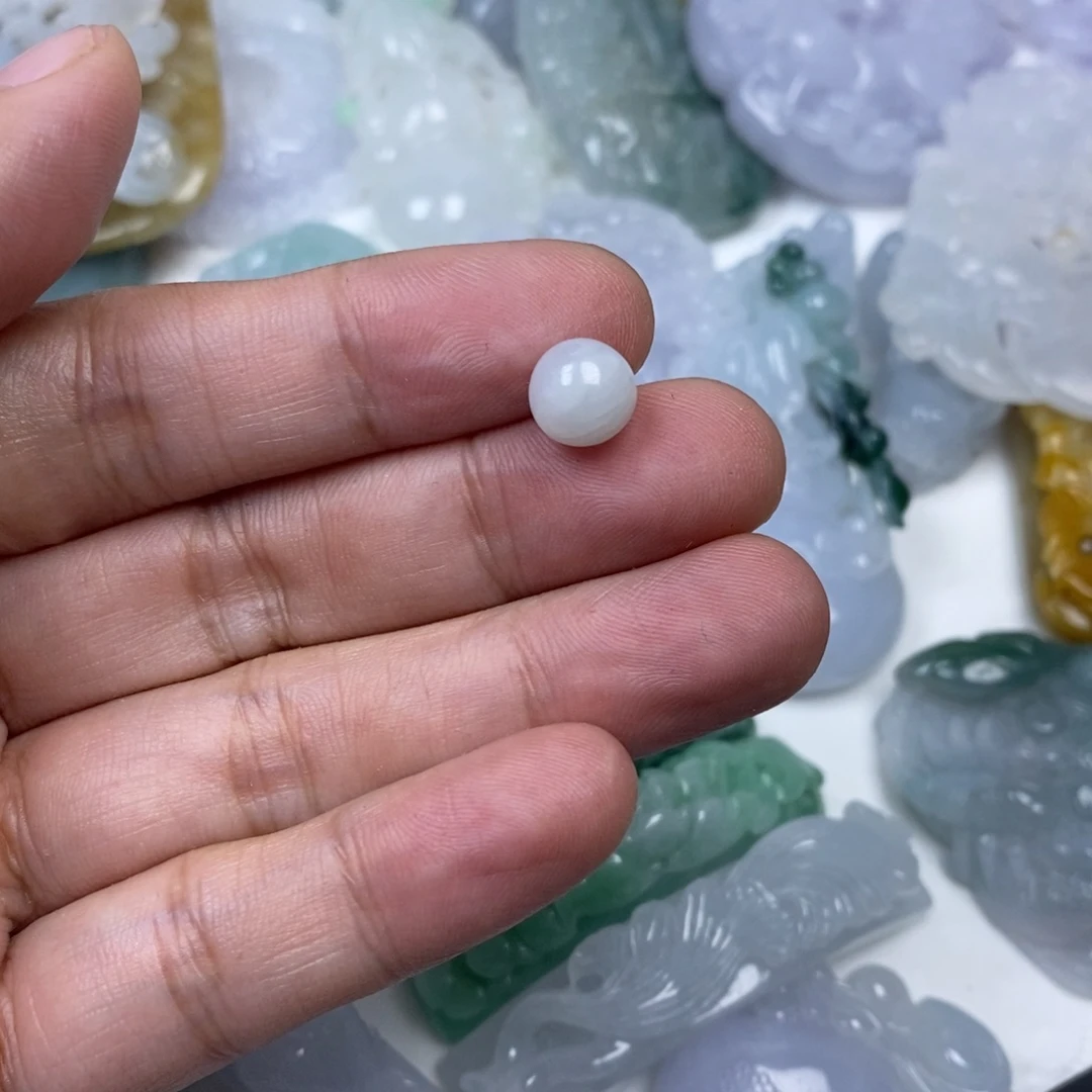 翡翠未镶嵌颈饰群*?翡翠