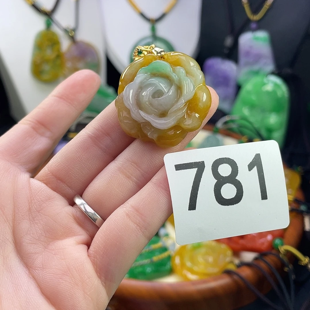 翡翠未镶嵌吊坠(赠链)