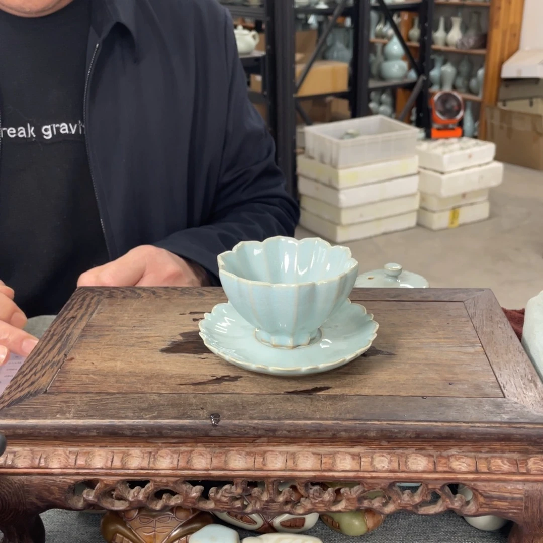 瓷片天青釉葵口盏拖杯一套
