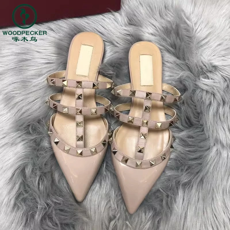 啄木鸟2025夏季新款网红铆钉尖头平底凉鞋女包头外穿一字带凉拖