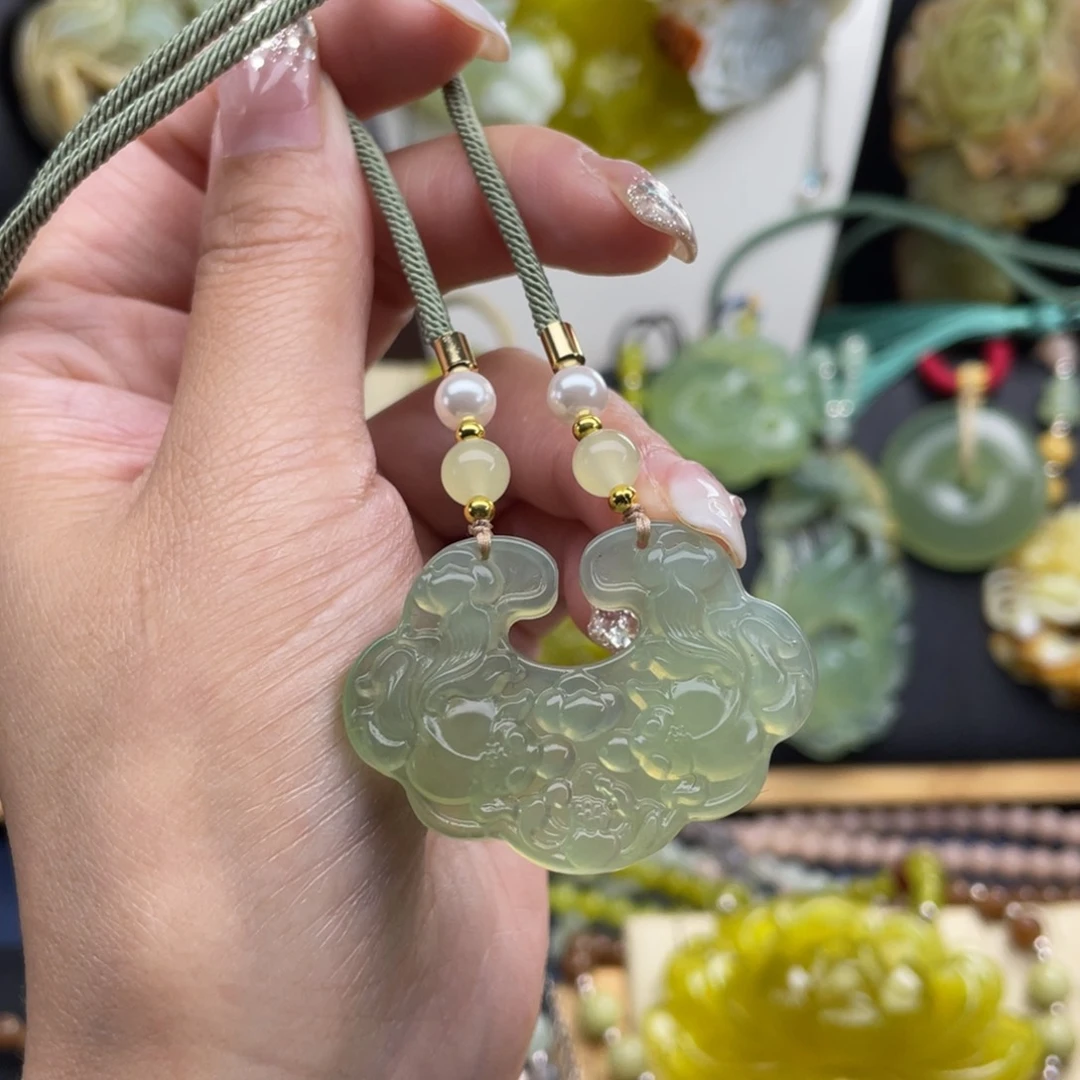 蛇纹石玉未镶嵌颈饰