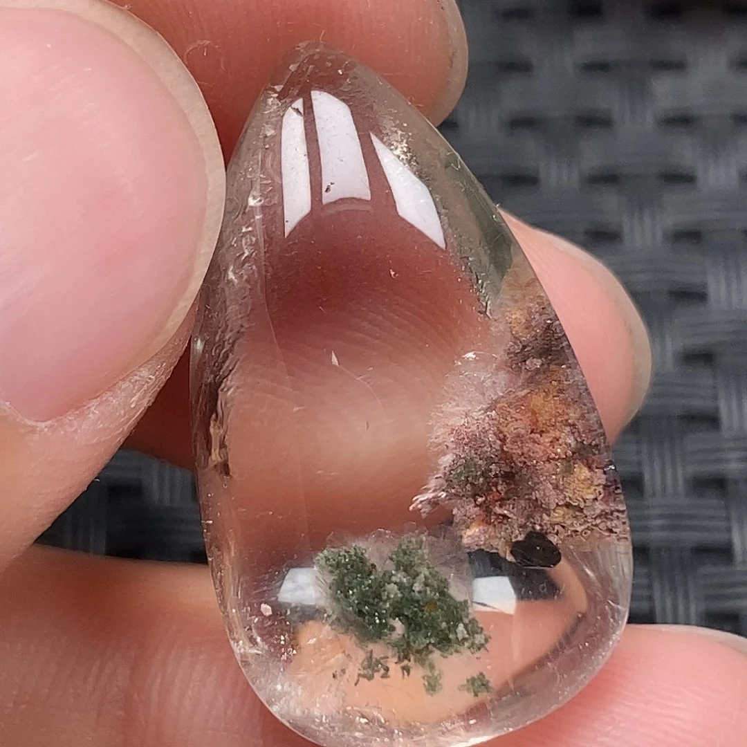 水晶颈饰未镶嵌全****?