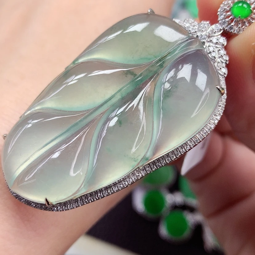 【闪购商品】颈饰18K金镶嵌翡翠叶子