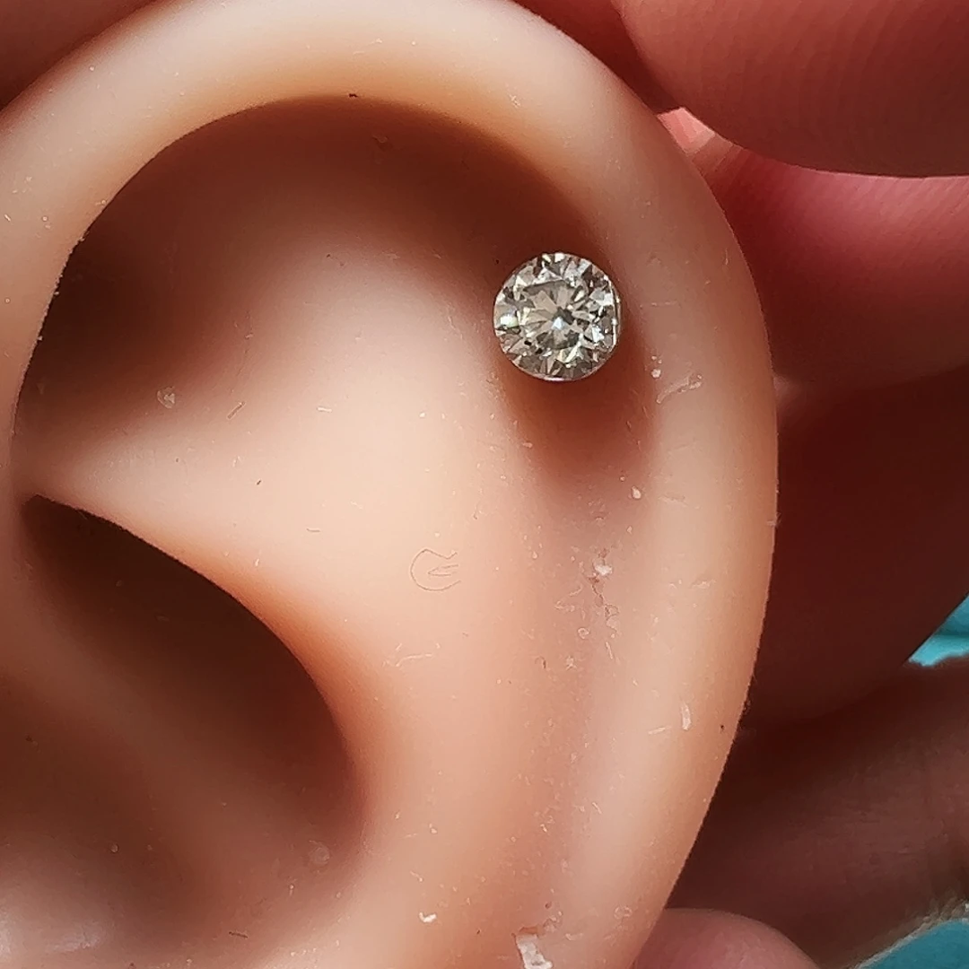 18K金镶嵌耳饰钻石