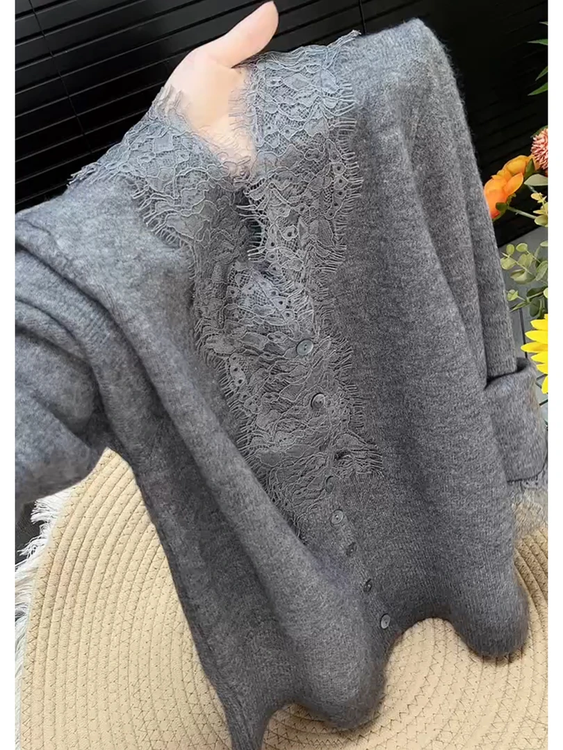 轻奢蕾丝拼接V领灰色针织衫女2025早秋高级感别致内搭打底衫上衣