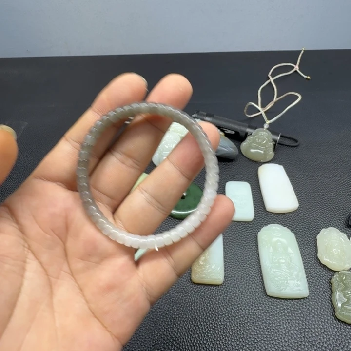 和田玉未镶嵌颈饰无****糕