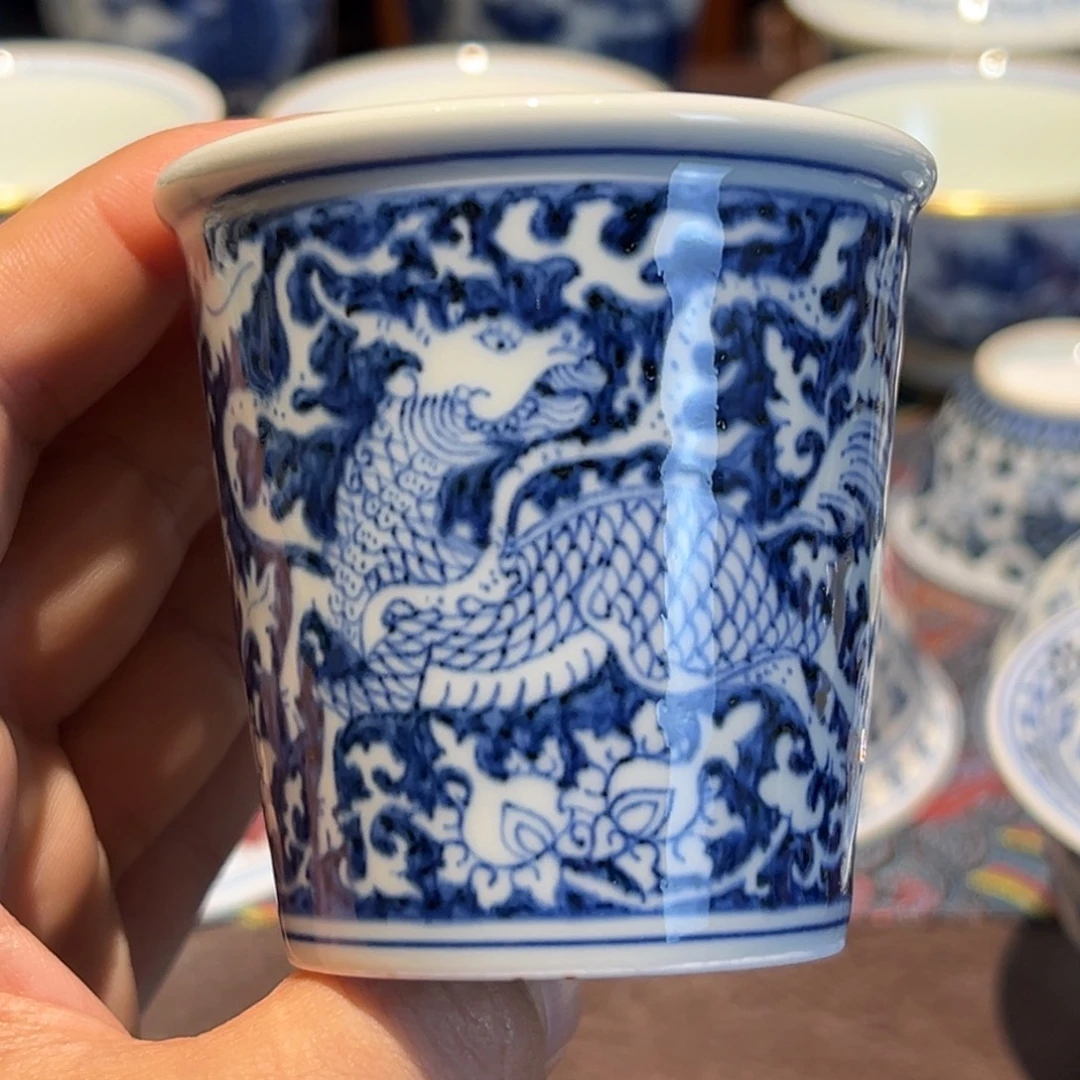 精品青花留白麒麟凤凰小可乐杯口径约7厘米