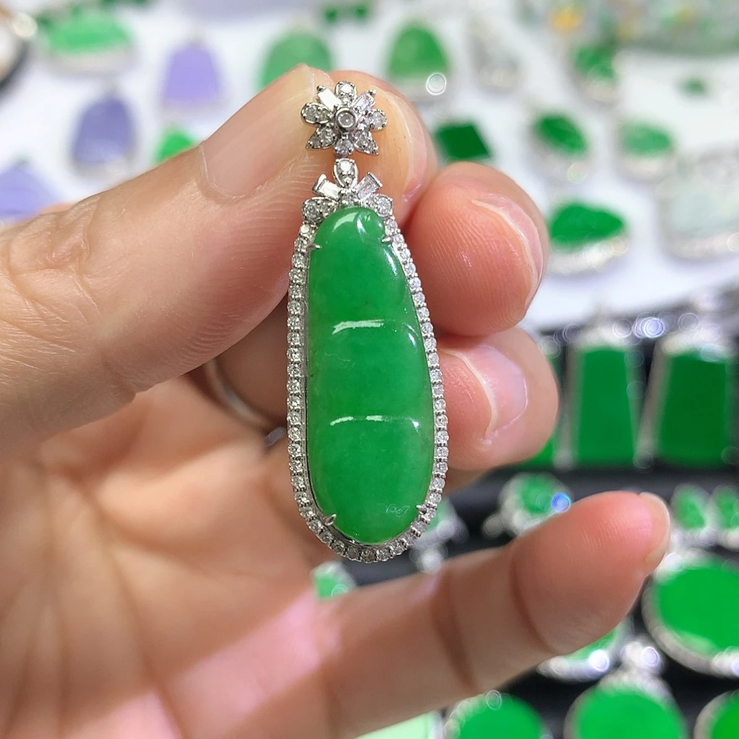 套链18K金镶嵌翡翠吊坠