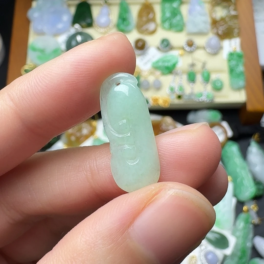 翡翠未镶嵌颈饰绿如意