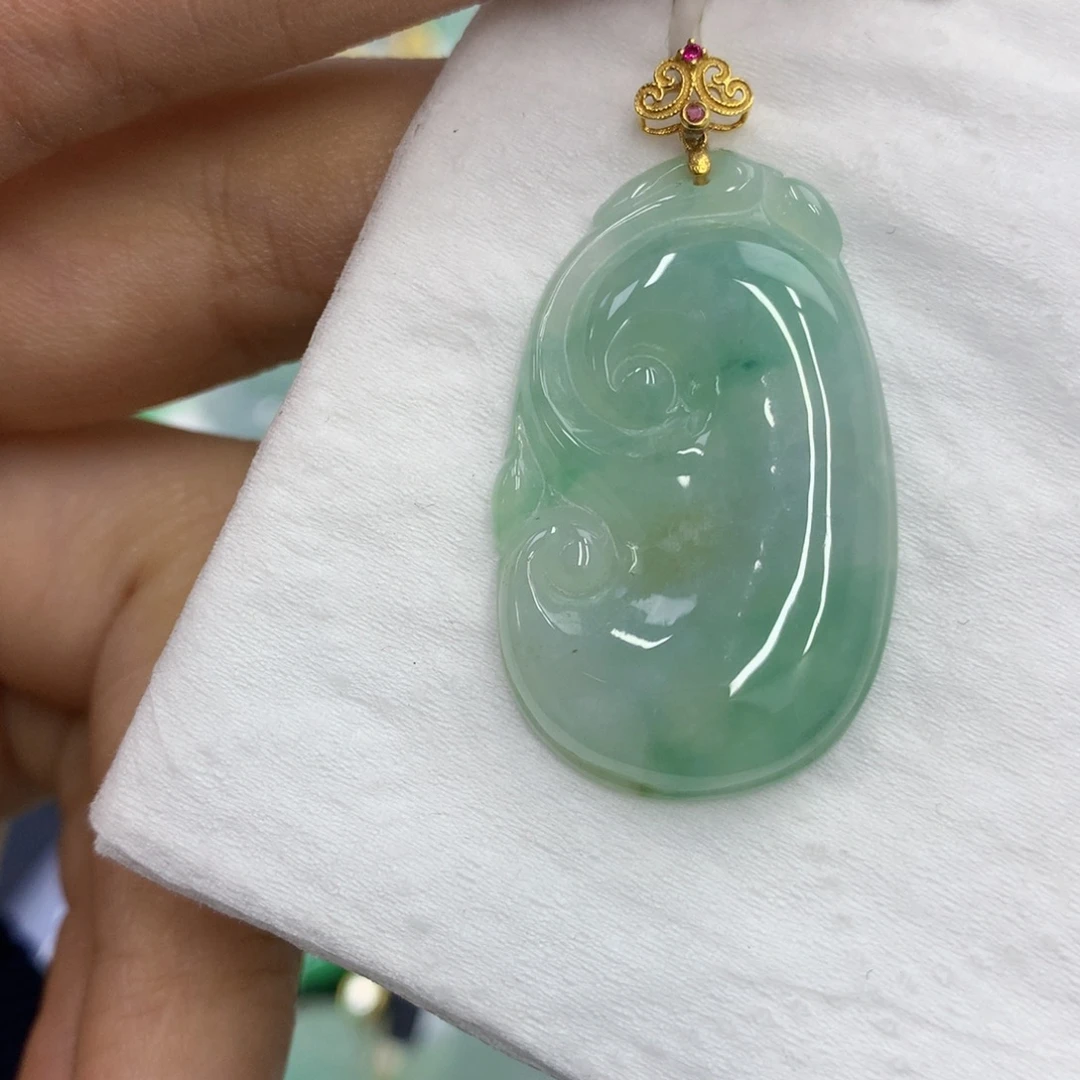 翡翠18K金镶嵌颈饰