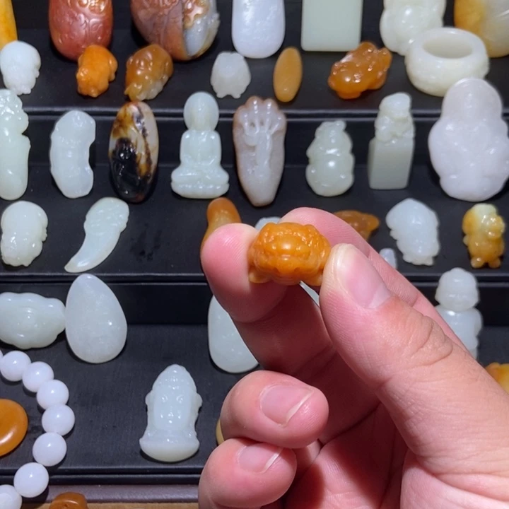 王***猫和田玉未镶嵌颈饰