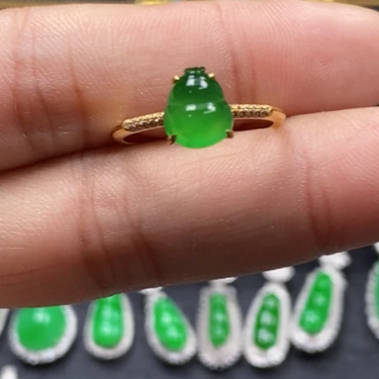 翡翠18K金镶嵌颈饰戒指