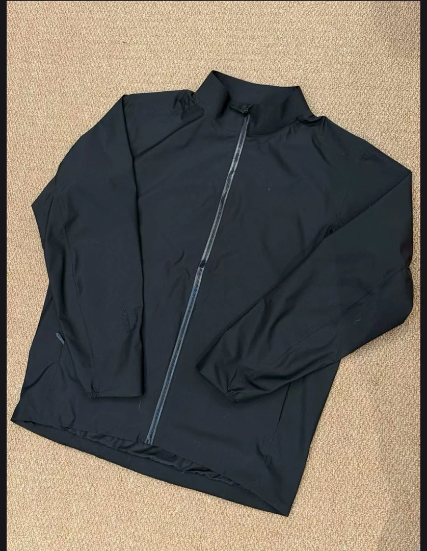 S2025年 新款 茑N刺绣索拉诺立领商务休闲防风软壳外套