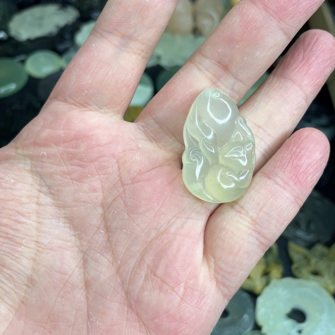 岫玉未镶嵌颈饰抱抱狐