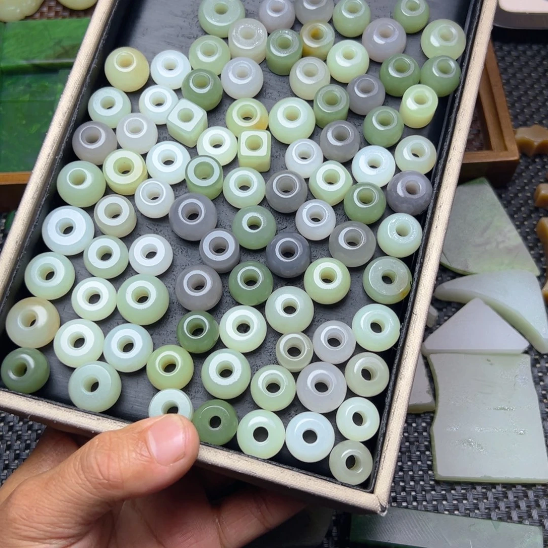 青***麟和田玉（糖玉）未镶嵌珠宝半成品