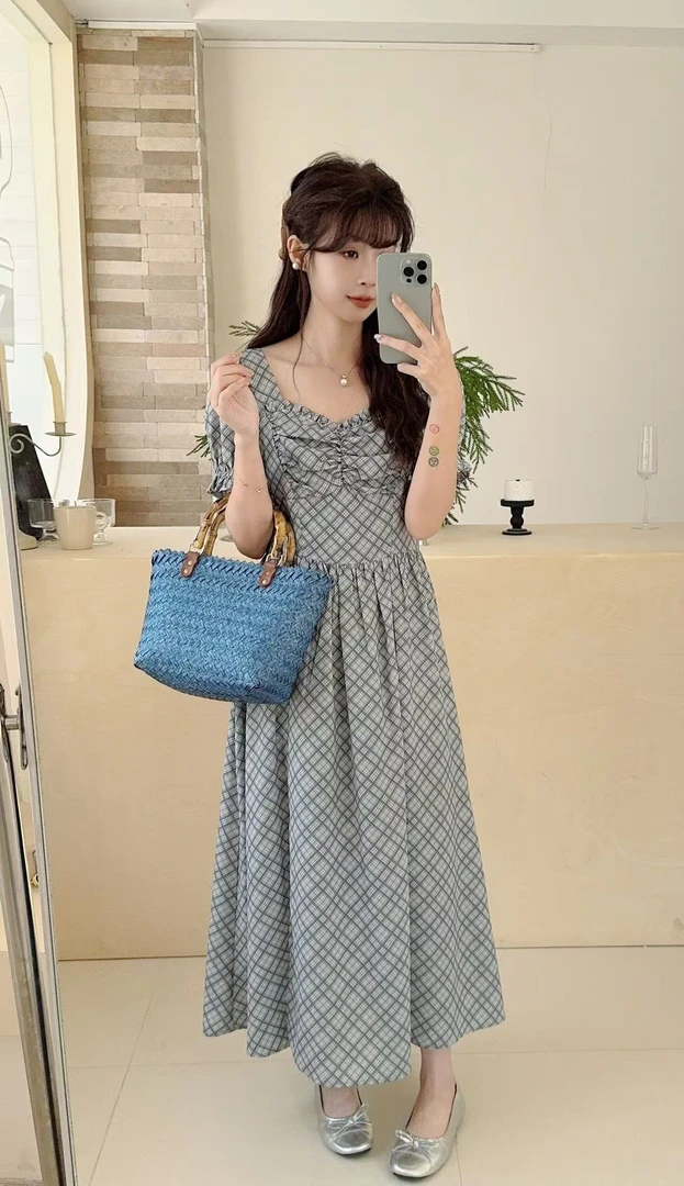法式复古格子木耳边方领短袖连衣裙女夏季压褶收腰气质开叉长裙子