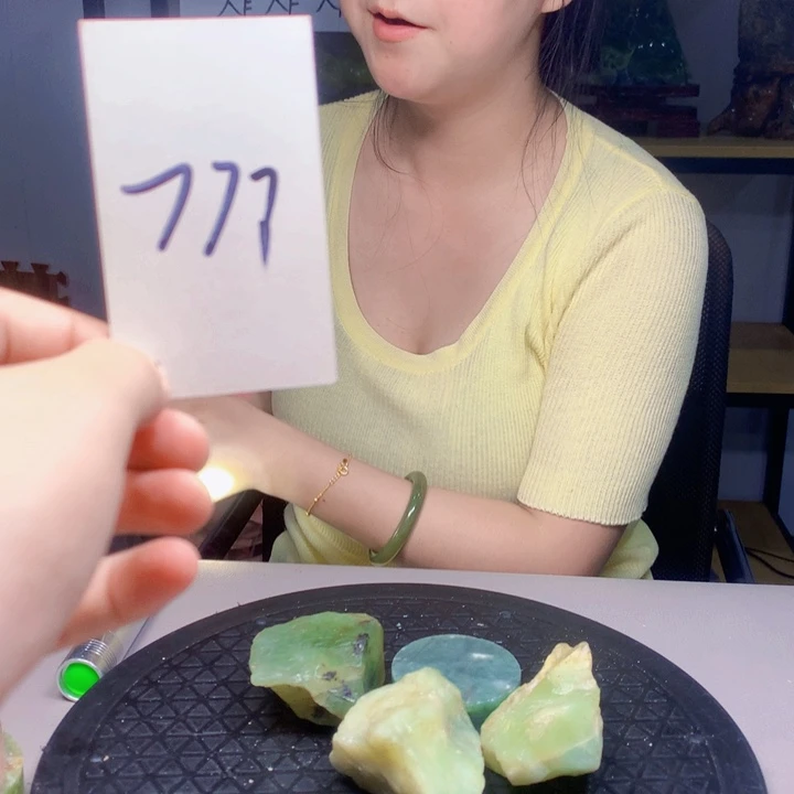 足银镶嵌蛇纹石玉1岫玉