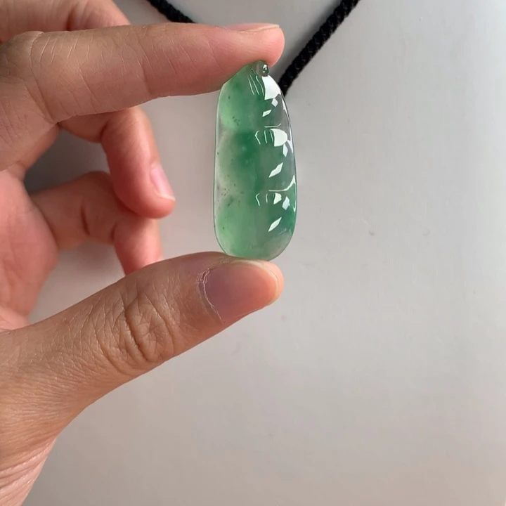 翡翠挂件未镶嵌…..