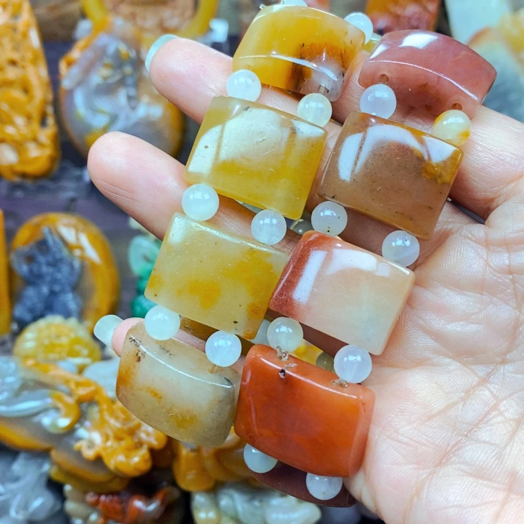 未镶嵌石英质玉（黄龙玉）颈饰