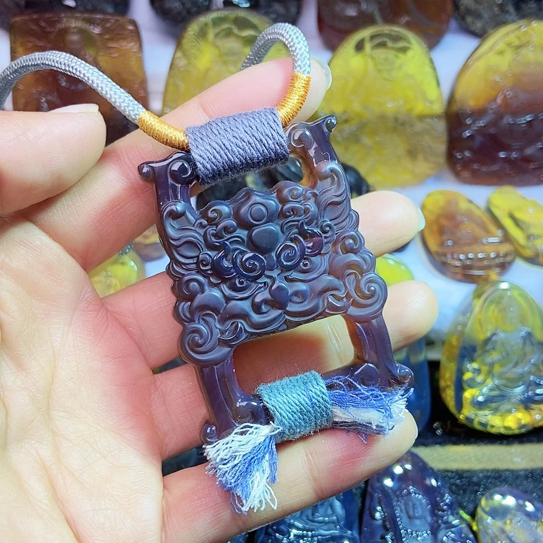 琥珀颈饰未镶嵌金书扣